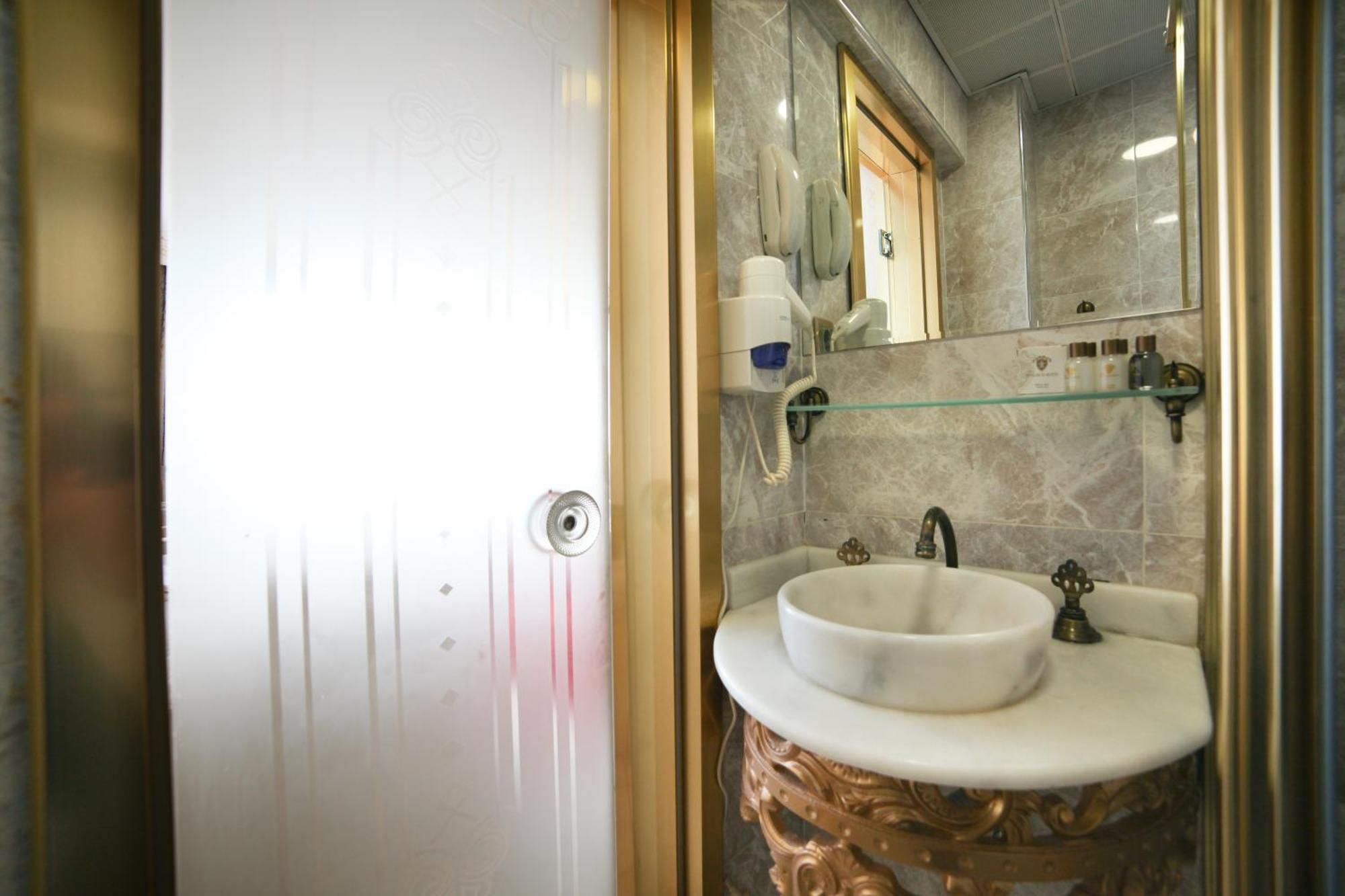White Monarch Hotel Istanbul Bagian luar foto